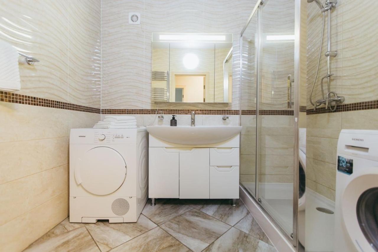 Atlant Luxury Big Family Apart On Golovna З Двома Окремими Спальнями Навпроти Тц Депот Безконтактне Заселення チェルニウツィー エクステリア 写真